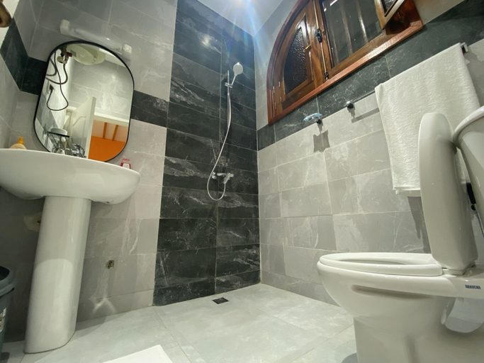 Bathroom 3, FILYS HÔTEL, Saint-Louis