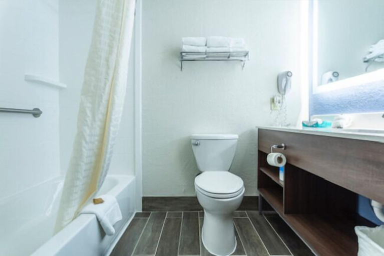 Bathroom 4, Lancaster Inn and Suites, Lancaster