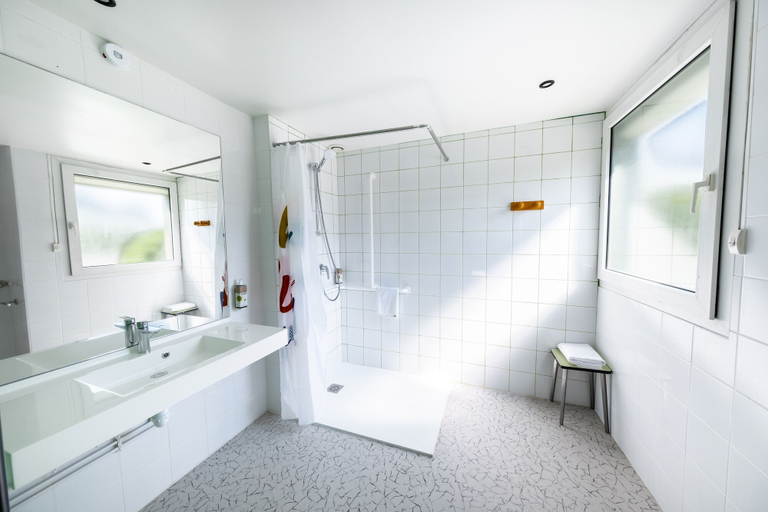 Bathroom 4, greet Chartres Est, Eure-et-Loir
