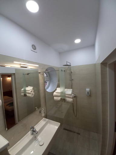 Bathroom 4, Riunione, Brasov