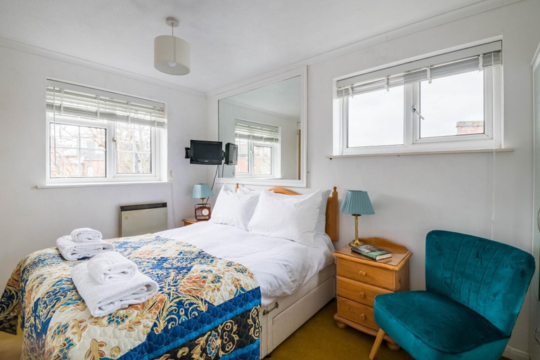 Bedroom 3, Mirrored Reflections, London
