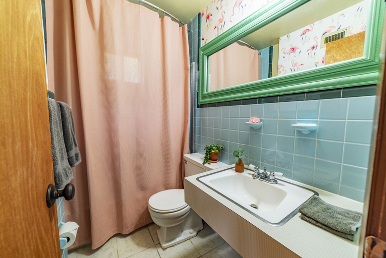 Bathroom 4, The Springs Motel, Berkshire