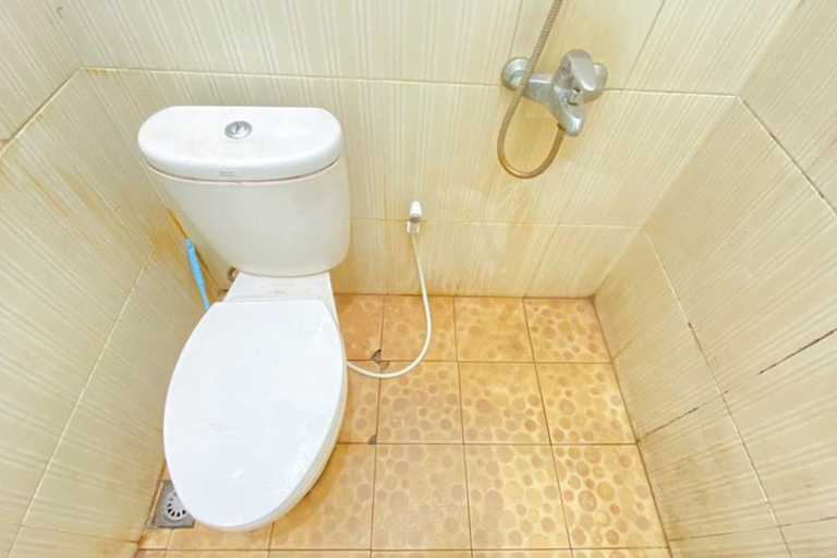 Bathroom 3, RedDoorz Syariah @ Jalan Jendral Sudirman Pekanbaru, Pekanbaru