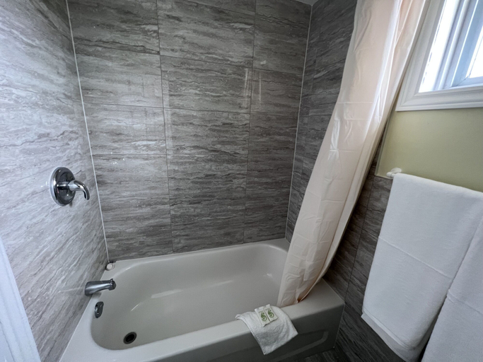 Bathroom 5, Maple Leaf Motel, Haldimand-Norfolk