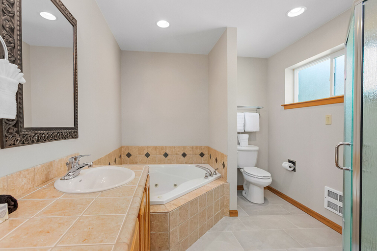 Bathroom, Snowstorm Studio on Icicle Village, Chelan