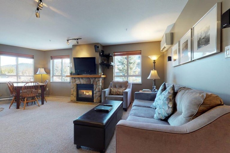 Room 5, Whistler Village - Best Location - Spacious, Squamish-Lillooet