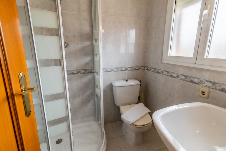 Bathroom 5, Hostal Restaurante La Buena Villa by Vivere Stays, Burgos
