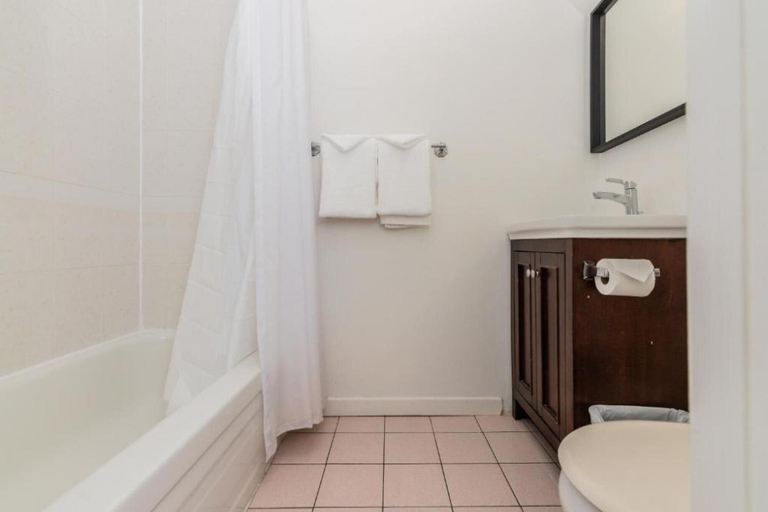 Bathroom 5, Single Room River View, Communauté-Urbaine-de-Québec