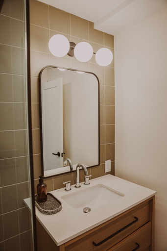 Bathroom 2, Dwell Aparthotels, Frontenac