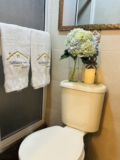 Bathroom 3, CASA BALTHAZAR HOSTEL, Quito