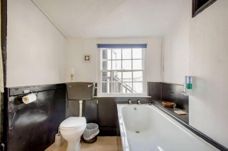 Bathroom 4, The Tree Inn, Cornwall