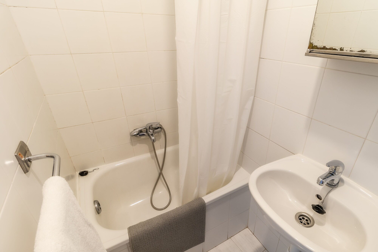 Bathroom 5, Hostal San Pelayo, A Coruña