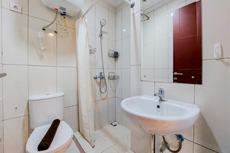 Bathroom 5, Modern Look and Comfy 1BR Asatti Apartment By Travelio, South Tangerang