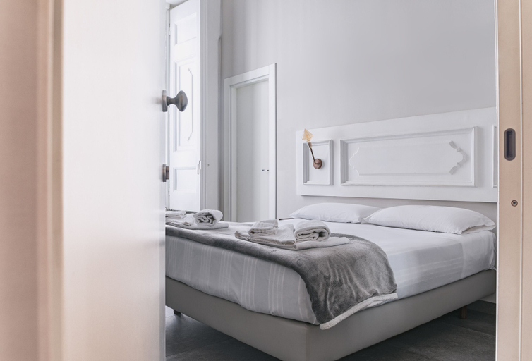 Bedroom 5, La Smorfia, Napoli