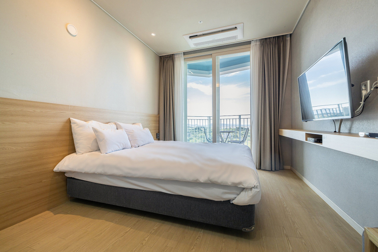Bedroom 3, Ocean Soleview Hotel, Jung