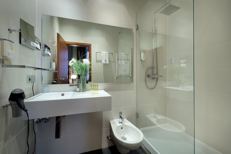 Bathroom 5, Eurostars Park Hotel Maximilian, Regensburg