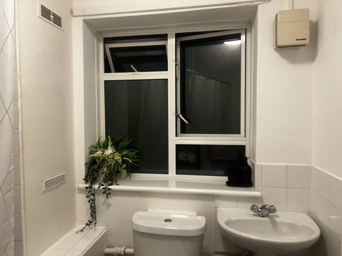 Bathroom 4, Cosy Dulwich Next to Arts Centre Crystal Palace, London