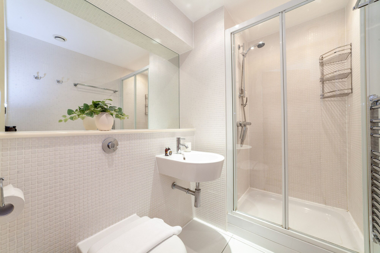 Bathroom, The Canary Wharf Apartments, London