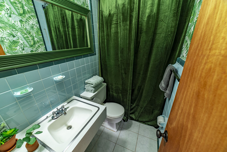 Bathroom 4, The Springs Motel, Berkshire