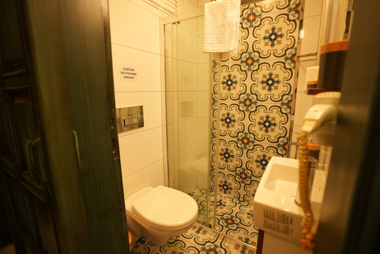 Bathroom 3, Casta Diva Urla, Urla