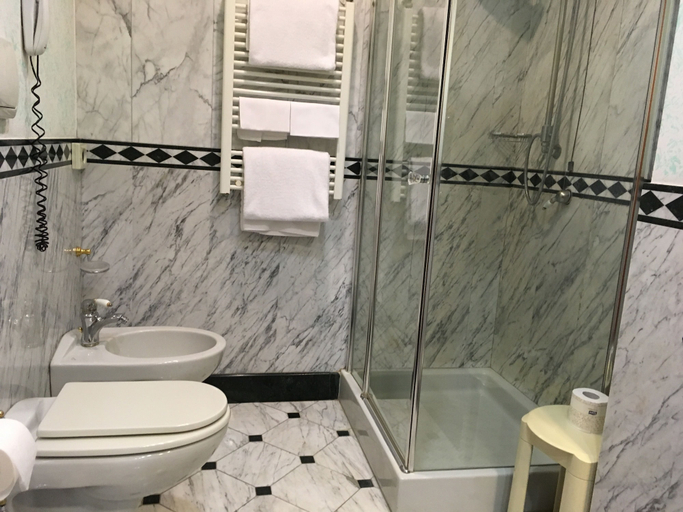 Bathroom 4, Andreola Central Hotel, Milano