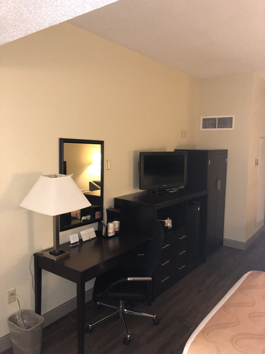Bedroom 3, Days Inn by Wyndham Penn State, Centre