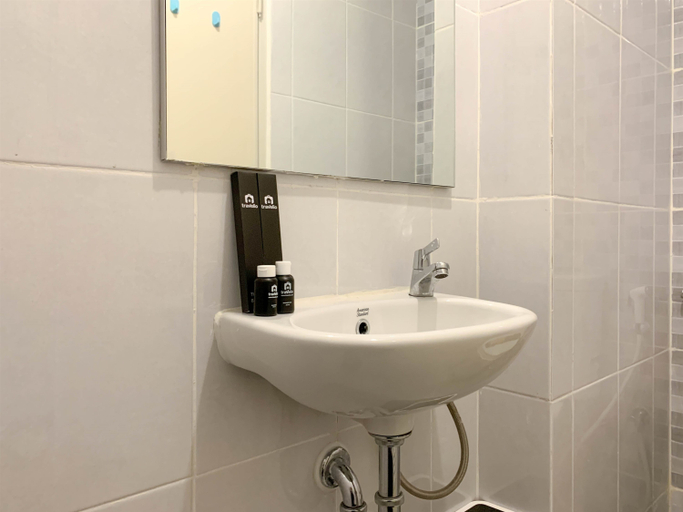 Bathroom 5, Best Deal Studio Tokyo Riverside PIK 2 Apartment By Travelio, Tangerang