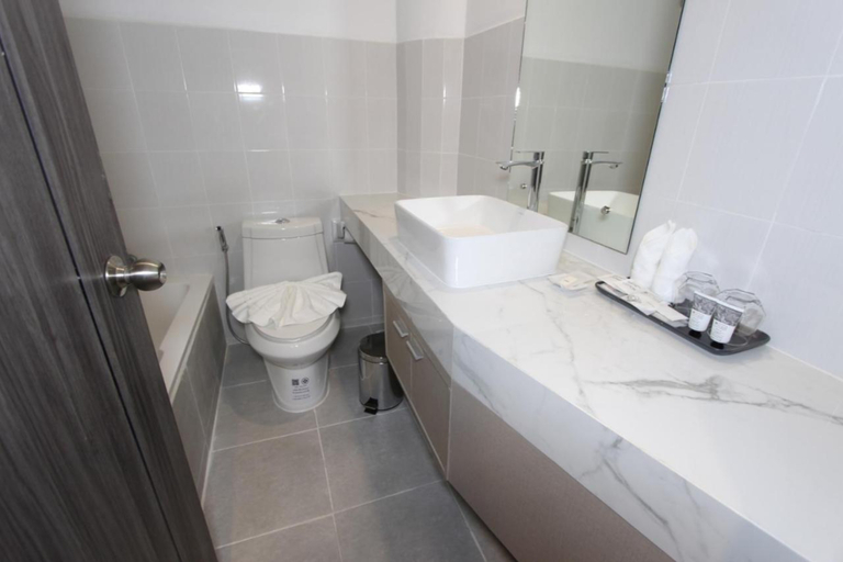 Bathroom 5, Pooh Beach Resort & Spa, Pattaya