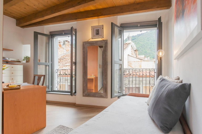Room 4, Luini 7 in Como With 2 Bedrooms and 1 Bathrooms, Como