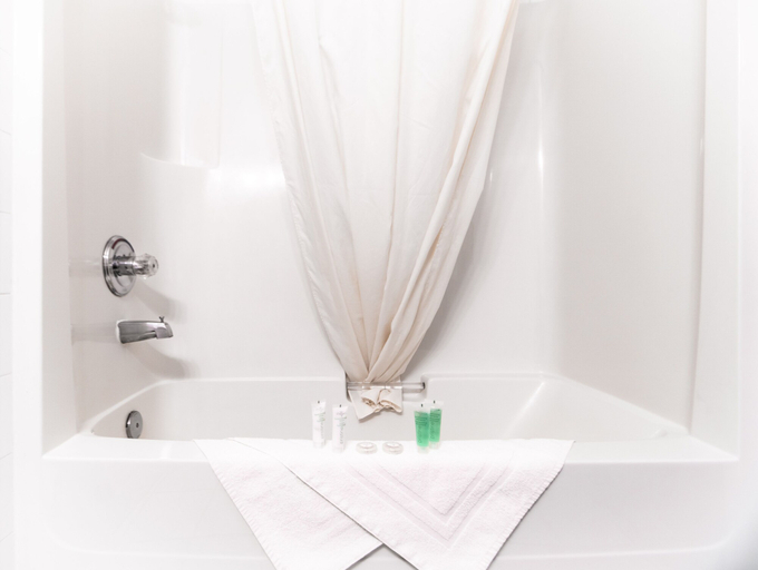 Bathroom 4, Mountain View Inn, Division No. 15