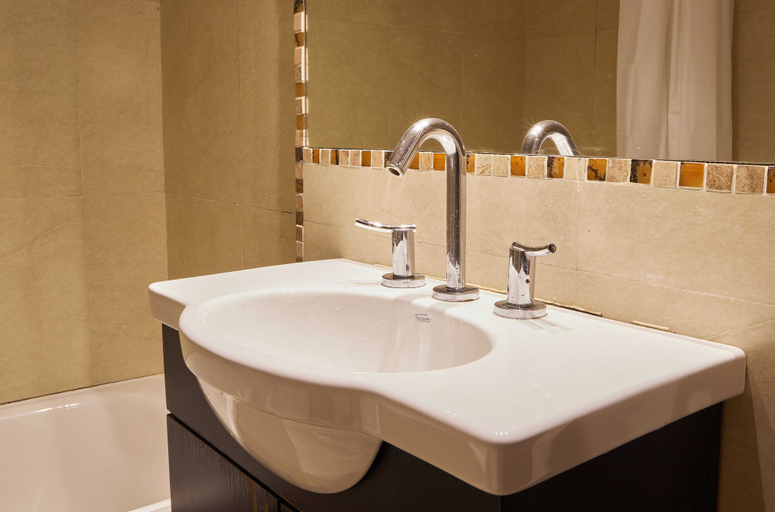 Bathroom 2, Hestia at Raul Scalabrini Ortiz 3500, Distrito Federal