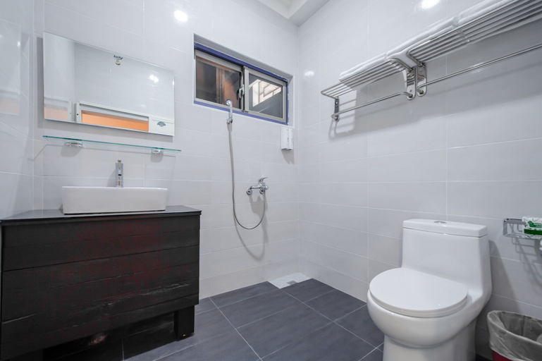 Bathroom 4, 86 Highlands, Pingtung