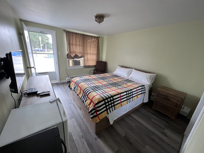 Bedroom 3, Maple Leaf Motel, Haldimand-Norfolk