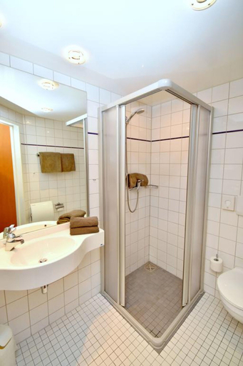 Bathroom 5, Hotel Zum Deutschen Hause, Oldenburg