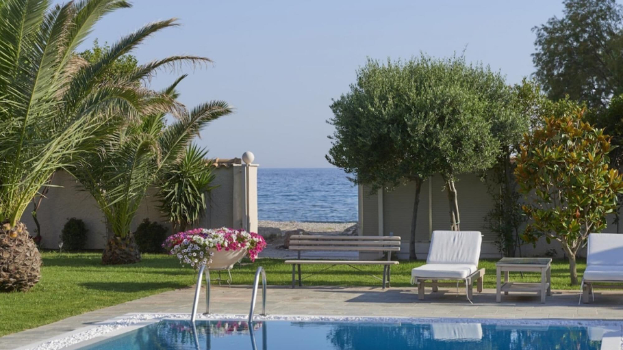 Sport & Beauty 3, Luxury 4 Bdrm Villa with Pvt Pool on the beach, Attica