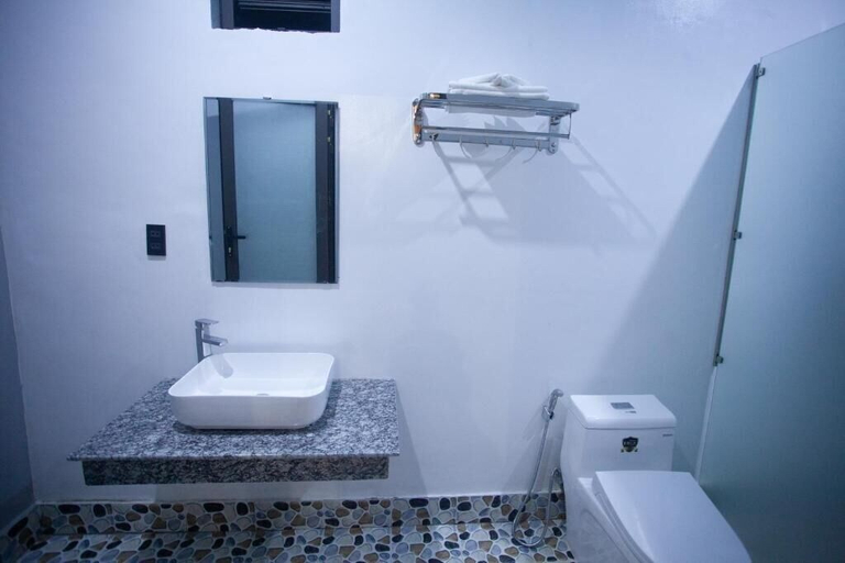 Bathroom 5, YoLo Pool Bar Villas, Bố Trạch