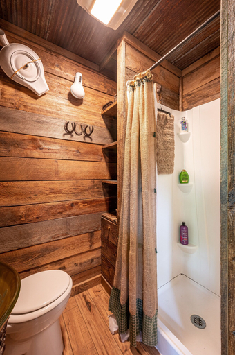 Bathroom, The Owl's Perch (5 inch clearance needed), Graham