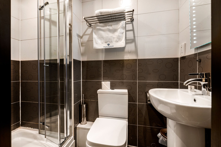 Bathroom 4, Grand Sapphire Hotel & Banqueting, London