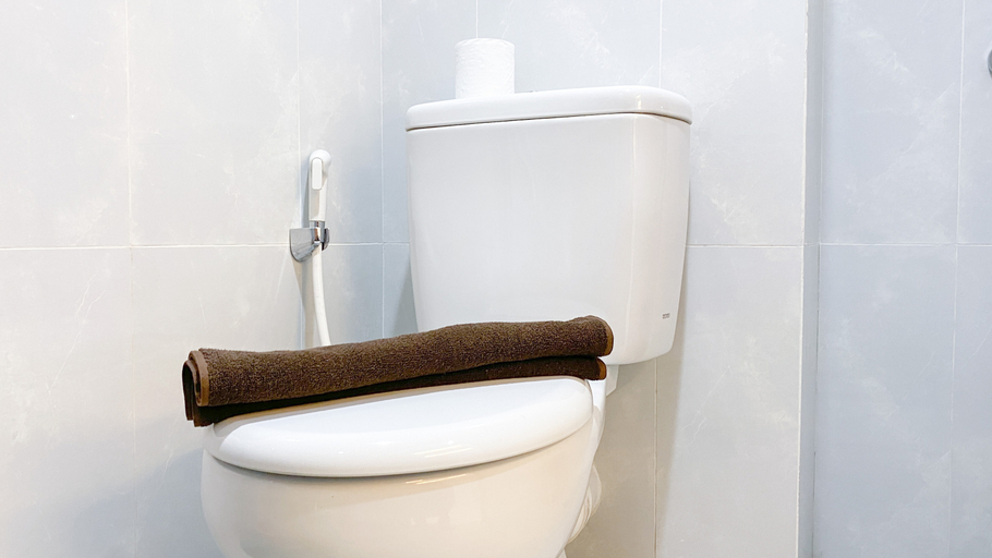 Bathroom 2, Minimalist and Homey Studio at Evenciio Margonda Apartment By Travelio, Depok