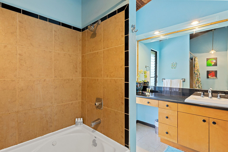 Bathroom 4, Walua Oasis, Hawaii