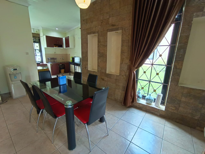 Dining Room 4, Villa Kota Bunga A5-11 - 3BR by Zahra Al-Jazeerah, Bogor