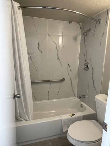 Bathroom 5, Masters Inn Atlanta - Doraville at I-85 & 285, DeKalb