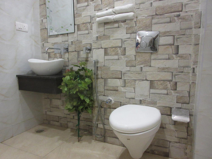 Bathroom 4, Hotel Riya Palace - Idgah Railway Station Agra, Agra