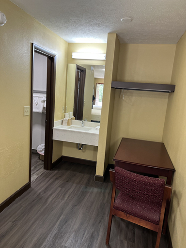 Bedroom 2, Budget Inn Ardmore, Limestone