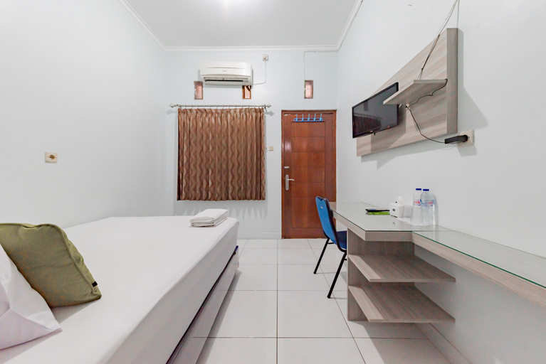 Bedroom 3, Urbanview Hotel Sunday Cirebon by RedDoorz, Cirebon