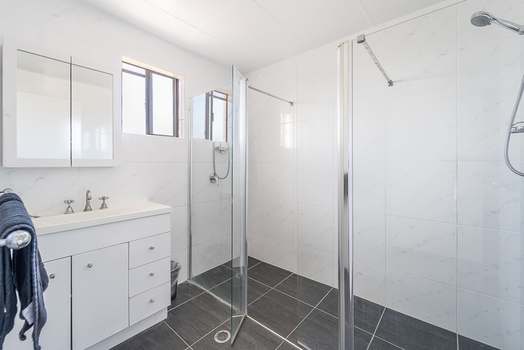 Bathroom 3, Aaron Motel, Gladstone