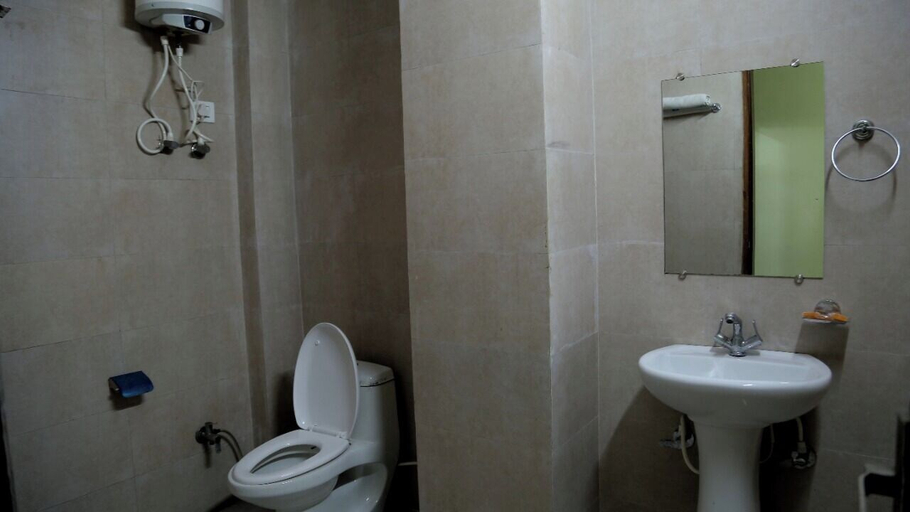 Bathroom 3, Hotel Livinn by F9, Ghaziabad