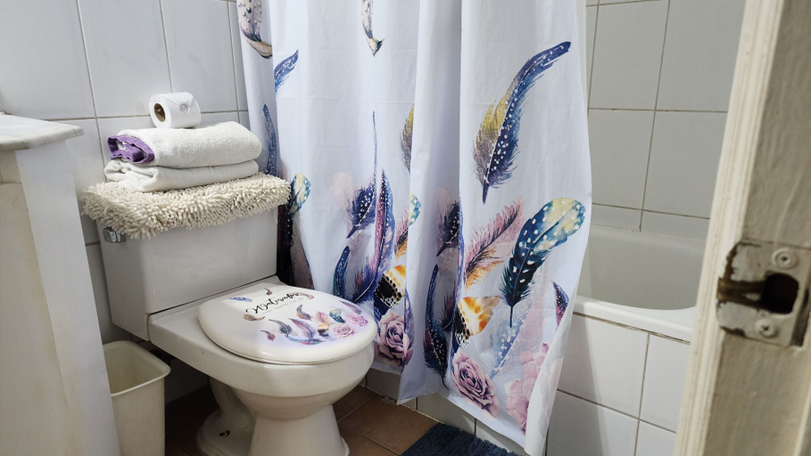 Bathroom 2, La Avenida Deptos Pedro de Valdivia, Santiago