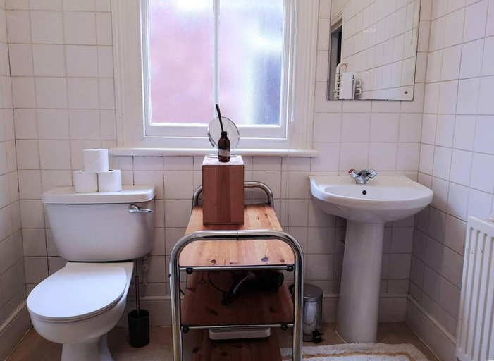 Bathroom 3, Cosy 1 Bed Flat Hideout in North London, London