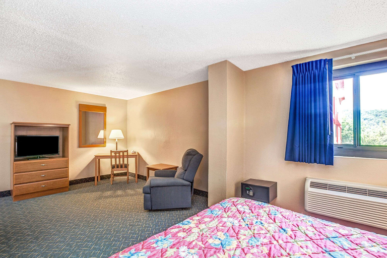 Bedroom 3, Super 8 by Wyndham Mahwah, Bergen